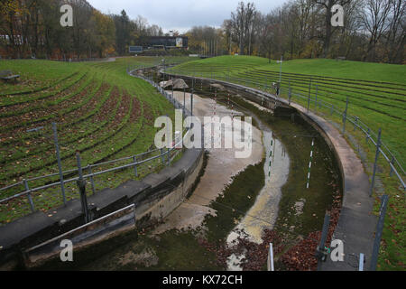 Datei - eine Datei Bild vom 09. November 2017 zeigt die chemische künstliche Canoe slalom Bereich der Olympischen Kanu Werk in Augsburg, Deutschland. Die Anlage wurde vor 46 Jahren gebaut. Foto: Karl-Josef Hildenbrand/dpa Stockfoto