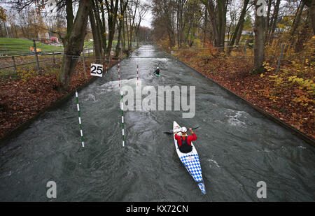 Datei - eine Datei Bild vom 09. November 2017 zeigt canoers Training auf der Jugendabteilung des Olympischen Kanu Werk in Augsburg, Deutschland. Die Anlage wurde vor 46 Jahren gebaut. Foto: Karl-Josef Hildenbrand/dpa Stockfoto