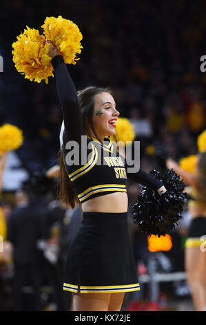 Wichita, Kansas, USA. 07 Jan, 2018. Ein Wichita Zustand Shockers Cheerleader führt während der NCAA Basketball Spiel zwischen der USF Bulls und die Wichita State Shockers an Charles Koch Arena in Wichita, Kansas. Kendall Shaw/CSM/Alamy leben Nachrichten Stockfoto