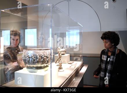 San Francisco, USA. 7 Jan, 2018. Menschen besuchen das Museum für Asiatische Kunst auf freien Sonntag in San Francisco, USA, 7. Januar 2018. Credit: Wu Xiaoling/Xinhua/Alamy leben Nachrichten Stockfoto