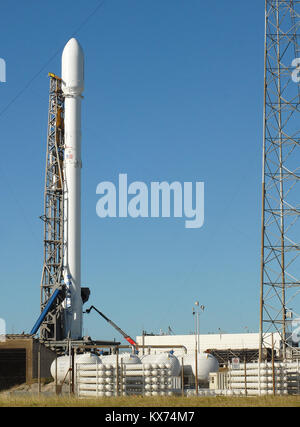 Cape Canaveral, United States. 07 Jan, 2018. Januar 7, 2018 - Cape Canaveral, Florida, United States - eine SpaceX Falcon 9 Rakete Durchführung der Zuma Raumschiff steht bereit für den Start in der Space Komplexe 40 am 7. Januar 2018 der Cape Canaveral Air Force Station in Florida. Die Zuma Raumsonde trägt eine klassifiziert die Nutzdatei für die US-Regierung. Credit: Paul Hennessy/Alamy leben Nachrichten Stockfoto