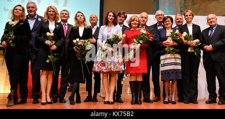 Die ehefrauen der Tschechischen Präsidentschaftskandidaten würde sich vor allem karitativen Tätigkeiten, wenn sie die Rolle der First Lady, sie sagten in einer Diskussion, die Sie eine Woche vor der ersten Runde der Präsidentschaftswahlen hatte an diesem Abend, am Freitag, 5. Januar 2018. Die erste Damen sagte, sie halte es nicht für erforderlich, neue Grundlagen zu schaffen und Sie würden die bestehende zu unterstützen. Auf dem Foto Frauen und ihre Ehemänner von Links: Lucie Talmanova und Mirek Topolanek, Eliska Hynkova und Jiri Hynek, Michaela Horackova und Michal Horacek, Monika Hilserova und Marek Hilser, Kla Stockfoto