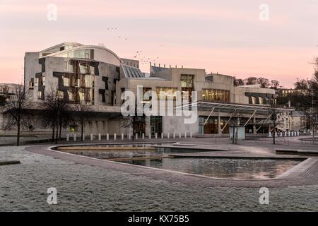 Edinburgh, Großbritannien. 08 Jan, 2018. Das schottische Parlamentsgebäude in Holyrood in Edinburgh auf einem kalten und frostigen Morgen als die MSP kehren nach den Weihnachtsferien Credit: Rich Dyson/Alamy leben Nachrichten Stockfoto