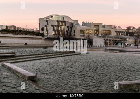 Edinburgh, Großbritannien. 08 Jan, 2018. Das schottische Parlamentsgebäude in Holyrood in Edinburgh auf einem kalten und frostigen Morgen als die MSP kehren nach den Weihnachtsferien Credit: Rich Dyson/Alamy leben Nachrichten Stockfoto