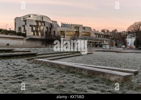 Edinburgh, Großbritannien. 08 Jan, 2018. Das schottische Parlamentsgebäude in Holyrood in Edinburgh auf einem kalten und frostigen Morgen als die MSP kehren nach den Weihnachtsferien Credit: Rich Dyson/Alamy leben Nachrichten Stockfoto