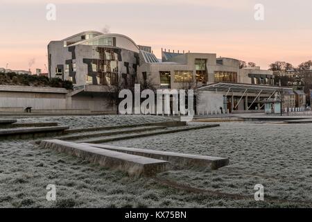 Edinburgh, Großbritannien. 08 Jan, 2018. Das schottische Parlamentsgebäude in Holyrood in Edinburgh auf einem kalten und frostigen Morgen als die MSP kehren nach den Weihnachtsferien Credit: Rich Dyson/Alamy leben Nachrichten Stockfoto