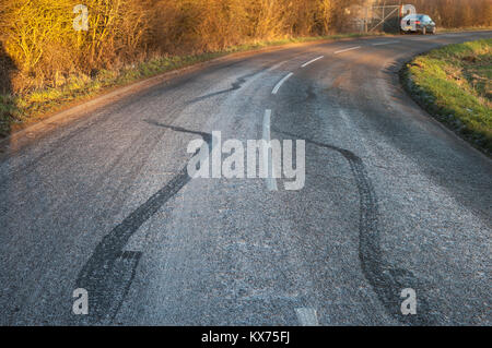 Mere Brow, Lancashire. Uk Wetter. 8. Januar, 2018. Rutschige Landstraßen nach über Nacht Frost. Bremsspuren aus einem Auto, das in der frostigen Bedingungen mit dem Fahrer, die Kontrolle zu verlieren auf dem Eis Fahrbahn bedeckt abgebremst. Kredit; MediaWorldImages/AlamyLiveNews. Stockfoto