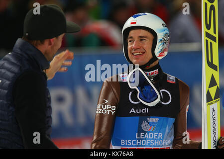 Bischofshofen, Österreich. 06 th, Jan, 2018. Der frühere deutsche Skispringer Sven Hannawald (links), der alle vier Phasen der vier Hügel Skispringen Event 2002 gewann, gratuliere mit Sieger des 66. Vier Hügel Skispringen event, Gesamtsieger Kamil Stoch (rechts), in Bischofshofen, Österreich, 06. Januar 2018. (Foto) Alejandro Sala/Alamy leben Nachrichten Stockfoto