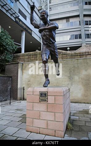 ALAN SHEARER Statue St. James Park, Newcastle Newcastle United FC V Luton Town FC, die Emirate FA Cup St James Park, Newcastle, England, 06. Januar 2018 GBB 6080 streng redaktionelle Verwendung. Wenn der Spieler/Spieler in diesem Bild dargestellt ist/Spielen für einen englischen Club oder das England National Team. Dann ist dieses Bild darf nur für redaktionelle Zwecke verwendet werden. Keine kommerzielle Nutzung. Folgende Verwendungen sind auch dann eingeschränkt, wenn in einem redaktionellen Kontext: Verwendung in Verbindung mit oder als Teil eines nicht autorisierten Audio-, Video-, Daten-, Spielpläne, Verein/liga Logos, Wetten, Spiele oder irgendwelche 'Li Stockfoto