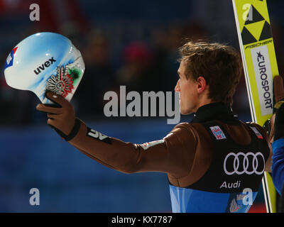 Bischofshofen, Österreich. 06 th, Jan, 2018. Polen Kamil Stoch, feiert seinen Sieg vor Anhängern in Bischofshofen Stadion, nach dem Gewinn der FIS Nordischen Word Cup 66. Vierschanzentournee Skispringen in Bischofshofen, Österreich, 06. Januar 2018. (Foto) Alejandro Sala/Alamy leben Nachrichten Stockfoto