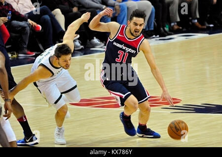 Washington, United States. 07 Jan, 2018. Tomas Satoransky von Washington Wizards (rechts) und Matthew Dellavedova der Milwaukee Bucks in Aktion während des Spiels NBA Washington Wizards gegen Milwaukee Bucks in Washington, USA, 7. Januar 2018. Quelle: David Svab/CTK Photo/Alamy leben Nachrichten Stockfoto