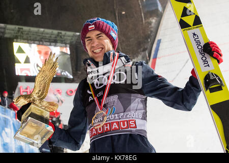 Bischofshofen, Österreich. 06 Jan, 2018. Polen Kamil Stoch feiert den Sieg bei der Vierschanzentournee seine Trophäe in Bischofshofen, Österreich, 06. Januar 2018. Stoch gewann in Bischofshofen und damit alle vier Springen der Vierschanzentournee. Credit: Daniel Karmann/dpa/Alamy leben Nachrichten Stockfoto