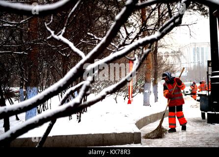 (180108) - HARBIN, Januar 8, 2018 (Xinhua) - ein Hygiene Arbeiter reinigt Schnee in Harbin, der Hauptstadt der Provinz Heilongjiang im Nordosten Chinas, Jan. 8, 2018. Die Stadt der erste Schnee in diesem Winter am Montag begrüßt. (Xinhua / Wang Kai) (zkr) Stockfoto