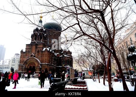 (180108) - HARBIN, Januar 8, 2018 (Xinhua) - die Leute besuchen Saint Sophia Kathedrale in Harbin, der Hauptstadt der Provinz Heilongjiang im Nordosten Chinas, Jan. 8, 2018. Die Stadt der erste Schnee in diesem Winter am Montag begrüßt. (Xinhua / Wang Kai) (zkr) Stockfoto