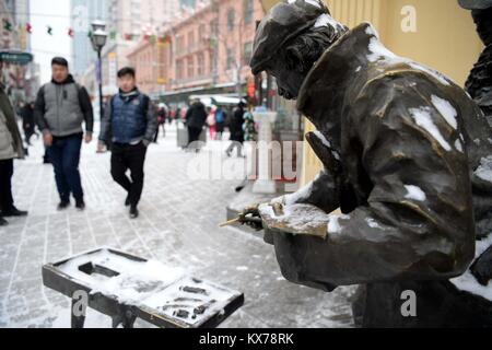 (180108) - HARBIN, Januar 8, 2018 (Xinhua) - Leute gehen auf der zentralen Straße von Harbin, der Hauptstadt der Provinz Heilongjiang im Nordosten Chinas, Jan. 8, 2018. Die Stadt der erste Schnee in diesem Winter am Montag begrüßt. (Xinhua / Wang Kai) (zkr) Stockfoto