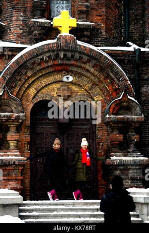 (180108) - HARBIN, Januar 8, 2018 (Xinhua) - Touristen posieren für Fotos bei St. Sophia Kathedrale in Harbin, der Hauptstadt der Provinz Heilongjiang im Nordosten Chinas, Jan. 8, 2018. Die Stadt der erste Schnee in diesem Winter am Montag begrüßt. (Xinhua / Wang Kai) (zkr) Stockfoto