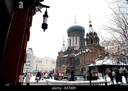 (180108) - HARBIN, Januar 8, 2018 (Xinhua) - die Leute besuchen Saint Sophia Kathedrale in Harbin, der Hauptstadt der Provinz Heilongjiang im Nordosten Chinas, Jan. 8, 2018. Die Stadt der erste Schnee in diesem Winter am Montag begrüßt. (Xinhua / Wang Kai) (zkr) Stockfoto