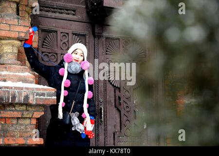 (180108) - HARBIN, Januar 8, 2018 (Xinhua) - ein Touristische posiert für ein Foto bei St. Sophia Kathedrale in Harbin, der Hauptstadt der Provinz Heilongjiang im Nordosten Chinas, Jan. 8, 2018. Die Stadt der erste Schnee in diesem Winter am Montag begrüßt. (Xinhua / Wang Kai) (zkr) Stockfoto