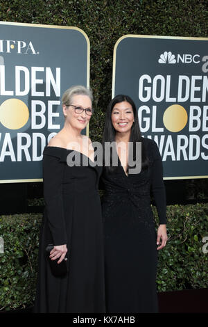 Beverly Hills, Kalifornien, USA. 7 Jan, 2018. Schauspieler Meryl Streep und Aktivist Ai-jen Poo kommt für die 75. jährlichen Golden Globe Awards im Beverly Hilton Hotel in Beverly Hills, Kalifornien am 7. Januar 2018. Quelle: MPI 2006/Medien Punch/Alamy leben Nachrichten Stockfoto