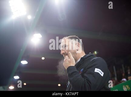 Trainer Frank Schmidt (Hdh), Fussball DFB-Pokal, Achtelfinale, FC Heidenheim (Hdh) - Eintracht Frankfurt (F) 1:2 n.V., am 20.12.2017 in Heidenheim/Deutschland. | Verwendung weltweit Stockfoto