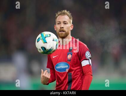 Marc SCHNATTERER (Hdh) mit Kugel. Fussball DFB-Pokal, Achtelfinale, FC Heidenheim (Hdh) - Eintracht Frankfurt (F) 1:2 n.V., am 20.12.2017 in Heidenheim/Deutschland. | Verwendung weltweit Stockfoto