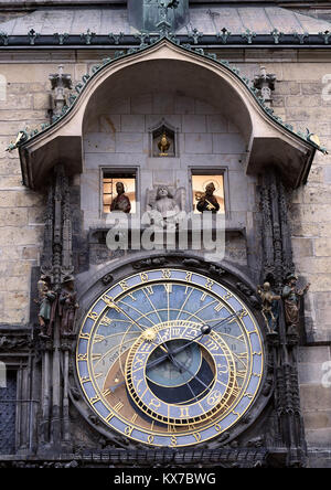 Prag, Tschechische Republik. 08 Jan, 2018. Die historische Astronomische Uhr in Prag vor dessen Eindämmung durch Wiederaufbau, in Prag, Tschechische Republik, am 8. Januar 2018 gesehen. Die Uhr wird zum ersten Mal in der Nachkriegszeit demontiert werden. Quelle: Michal Krumphanzl/CTK Photo/Alamy leben Nachrichten Stockfoto