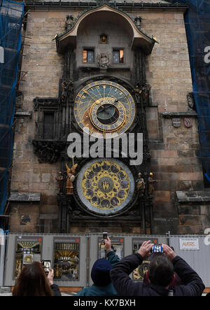 Prag, Tschechische Republik. 08 Jan, 2018. Die historische Astronomische Uhr in Prag vor dessen Eindämmung durch Wiederaufbau, in Prag, Tschechische Republik, am 8. Januar 2018 gesehen. Die Uhr wird zum ersten Mal in der Nachkriegszeit demontiert werden. Quelle: Michal Krumphanzl/CTK Photo/Alamy leben Nachrichten Stockfoto