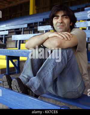 Deutsch-türkische Regisseur Fatih Akin Lächeln auf der Tribüne der fünften Abteilung Verein SC Victoria Hamburg, Deutschland, 23. April 2008. Hoch profilierte Filmemacher Akin und seine Agentur ein Charity Fußball Spiel namens "Organisieren" Kicken mit Herz' (Kick it Gutherzigen) am 04. Mai 2008 mit Prominenz aus Film, Fernsehen, Musik und Show Business. Der 4. Mai ist der 20. Jahrestag der Kinder Hilfsorganisation 'Herz-Kinder-Hilfe Hamburg" sowie als "Tag des Kindes". Foto: Jens inhaltlich gesehen DARF MAN | Verwendung weltweit Stockfoto