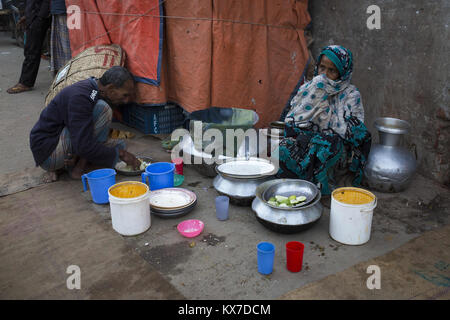 Dhaka, Bangladesch. 8 Jan, 2018. DHAKA, BANGLADESCH - Januar 08: eine Arbeit, die das Mittagessen auf der Straße in Dhaka, Bangladesch, am 08. Januar 2018. Die erkältungen Wave weiter Leben über dem Land in Bangladesch zu stören. Nach dem Met Office die niedrigste Temperatur in der Panchaggarh Tetulia hat auf 2,6 Grad Celsius, die niedrigsten auf Aufzeichnung in Bangladesch Geschichte gefallen. Credit: Zakir Hossain Chowdhury/ZUMA Draht/Alamy leben Nachrichten Stockfoto