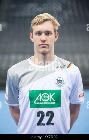 Stuttgart, Deutschland. Am 4. Januar, 2018. Marian Michalczik, Spieler der Deutschen Handball Nationalmannschaft, blickt in die Kamera während des Team Presse Konferenz in Stuttgart, Deutschland, 4. Januar 2018. Credit: Sebastian Gollnow/dpa/Alamy leben Nachrichten Stockfoto