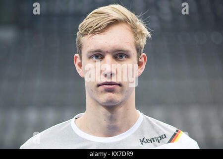 Stuttgart, Deutschland. Am 4. Januar, 2018. Marian Michalczik, Spieler der Deutschen Handball Nationalmannschaft, blickt in die Kamera während des Team Presse Konferenz in Stuttgart, Deutschland, 4. Januar 2018. Credit: Sebastian Gollnow/dpa/Alamy leben Nachrichten Stockfoto