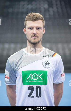 Stuttgart, Deutschland. Am 4. Januar, 2018. Philipp Weber, Spieler der Deutschen Handball Nationalmannschaft, blickt in die Kamera während des Team Presse Konferenz in Stuttgart, Deutschland, 4. Januar 2018. Credit: Sebastian Gollnow/dpa/Alamy leben Nachrichten Stockfoto