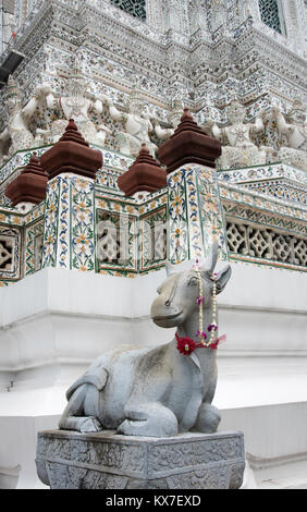 Ziege statue am Wat Arun Ratchawararam in Bangkok, Thailand Stockfoto
