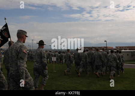 (US Army National Guard Foto: Staff Sgt. Shana R. Hutchins) Governor's Tag 2013 in Westlake High School in diesem Jahr gehalten wurde. Mitglieder des Utah Armee und Air National Guard gefüllt das Stadion für die jährliche Veranstaltung. Dieses Ereignis gibt der Gouverneur die Chance, seine Truppen jährlich zu prüfen und sie als ihren Commander-in-chief. Dies gibt auch der Gemeinschaft Gelegenheit, mit ihren Bürgersoldaten zu interagieren. In diesem Jahr wird das erste Jahr Generalmajor Jefferson Burton amtieren wird als Adjutant General. Stockfoto