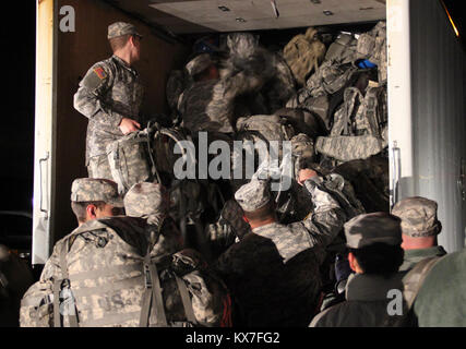 120 Utah Army Guard Soldaten aus der 1457Th Ingenieure für Colorado 4. Oktober 2013 verlassen, Flut - beschädigte Straße wieder aufzubauen. Stockfoto