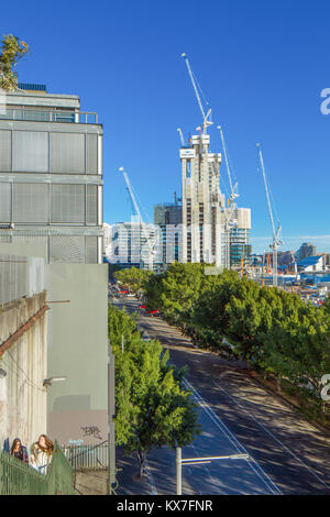 Barangaroo, dargestellt in Richtung Süden entlang Hickson Road von einem erhöhten Aussichtspunkt an der High Street in Millers Point, Sanierung. Stockfoto
