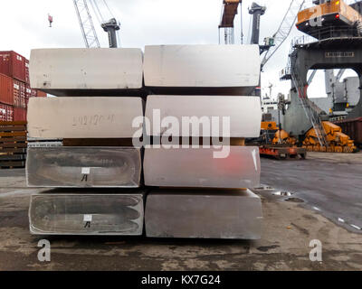 Noworossijsk, Russland - 20. August 2017: Aluminium-barren Transport von Aluminium für den Export Stockfoto