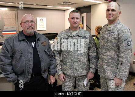 Fotos von: Oberstleutnant Hank mcintyre Draper, Utah - ca. 60 Soldaten des zweiten Bataillons des Kansas Army National Guard, 211 Luftfahrt, Utah auf der ersten Etappe ihrer 12-monatigen Einsatz Heim in Kosovo Samstag, 23.11.2010 und Sonntag, 24, 2013. Die erste Gruppe Soldaten zogen über UH-60 Blackhawk Hubschrauber Samstag, 23.11.2010 um 10:00 Uhr von der Utah Guard Army Aviation Support Facility in West Jordan. Die verbleibenden Soldaten heim Sonntag, 07.11.24, vom Salt Lake International Airport über Verkehrsflugzeuge. Soldaten werden erste Reise nach Fort Hood, Texas, für mehrere Wochen o Stockfoto