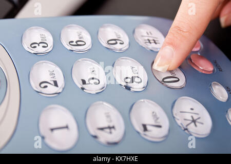 Frauen Finger einen Anruf tätigen Stockfoto