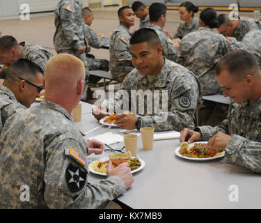 Army National Guard Sergeants Major von mehreren Staaten in der Region VII Vorbereitung spaghetti Platten für Soldaten und Unteroffiziere in der Region VII am besten Krieger 2014 Wettbewerb konkurrieren. Die Region VII am besten Krieger Wettbewerb Gesichter aus Soldaten und Unteroffiziere aus acht verschiedenen Staaten und Gebiete, die ihre Kenntnisse der Armee Regeln testen, einfache Soldaten und NCO Fähigkeiten und körperlichen Fähigkeiten entscheiden, wer das Region VII auf dem nationalen Wettbewerb als der beste Soldat und NCO 2014 dar. Stockfoto