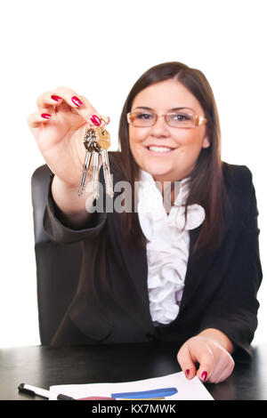 Junge Geschäftsfrau hält Schlüssel und Vertrag in den Händen Stockfoto