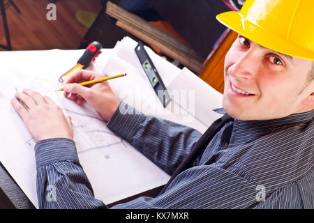 Gerne Architekt Arbeiten am Entwurf des Hauses, in der Nähe Stockfoto