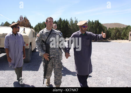 Camp Williams Gastgeber Premier der militärische Geheimdienst TRAININGSLAGER WILLIAMS, Utah - dreizehn Mitgliedstaaten und Kanada gebracht haben mehr als 600 Guard, Finden und aktive Komponente Soldaten hier für Panther Streik 2014 Übung Juni 9-21 für militärische Intelligenz Training. Die 300 Military Intelligence Brigade, Pennsylvania National Guard, entstanden Panther Streik von 2003, der ein Premier vollwertigen Spektrumintelligenz Schulungsveranstaltung gewachsen ist. "Dies ist nicht Ihre durchschnittliche jährliche Schulungen [Veranstaltung]," sagte Oberstleutnant Dave Kirche, Kommandant der in San Francisco ansässigen 223Rd militärischen Nachrichtendienstes Batt Stockfoto