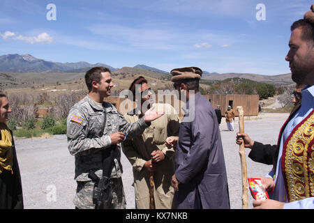 Camp Williams Gastgeber Premier der militärische Geheimdienst TRAININGSLAGER WILLIAMS, Utah - dreizehn Mitgliedstaaten und Kanada gebracht haben mehr als 600 Guard, Finden und aktive Komponente Soldaten hier für Panther Streik 2014 Übung Juni 9-21 für militärische Intelligenz Training. Die 300 Military Intelligence Brigade, Pennsylvania National Guard, entstanden Panther Streik von 2003, der ein Premier vollwertigen Spektrumintelligenz Schulungsveranstaltung gewachsen ist. "Dies ist nicht Ihre durchschnittliche jährliche Schulungen [Veranstaltung]," sagte Oberstleutnant Dave Kirche, Kommandant der in San Francisco ansässigen 223Rd militärischen Nachrichtendienstes Batt Stockfoto