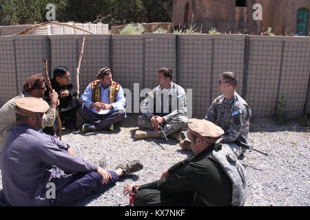 Camp Williams Gastgeber Premier der militärische Geheimdienst TRAININGSLAGER WILLIAMS, Utah - dreizehn Mitgliedstaaten und Kanada gebracht haben mehr als 600 Guard, Finden und aktive Komponente Soldaten hier für Panther Streik 2014 Übung Juni 9-21 für militärische Intelligenz Training. Die 300 Military Intelligence Brigade, Pennsylvania National Guard, entstanden Panther Streik von 2003, der ein Premier vollwertigen Spektrumintelligenz Schulungsveranstaltung gewachsen ist. "Dies ist nicht Ihre durchschnittliche jährliche Schulungen [Veranstaltung]," sagte Oberstleutnant Dave Kirche, Kommandant der in San Francisco ansässigen 223Rd militärischen Nachrichtendienstes Batt Stockfoto