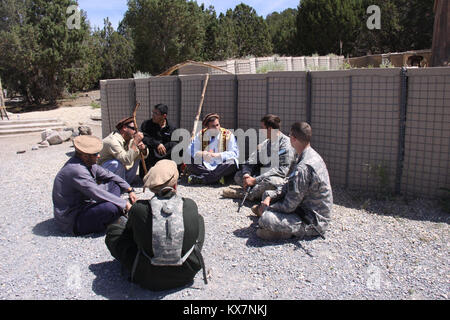 Camp Williams Gastgeber Premier der militärische Geheimdienst TRAININGSLAGER WILLIAMS, Utah - dreizehn Mitgliedstaaten und Kanada gebracht haben mehr als 600 Guard, Finden und aktive Komponente Soldaten hier für Panther Streik 2014 Übung Juni 9-21 für militärische Intelligenz Training. Die 300 Military Intelligence Brigade, Pennsylvania National Guard, entstanden Panther Streik von 2003, der ein Premier vollwertigen Spektrumintelligenz Schulungsveranstaltung gewachsen ist. "Dies ist nicht Ihre durchschnittliche jährliche Schulungen [Veranstaltung]," sagte Oberstleutnant Dave Kirche, Kommandant der in San Francisco ansässigen 223Rd militärischen Nachrichtendienstes Batt Stockfoto