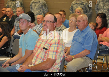 Das zweite Bataillon 222nd Field Artillery, die gemeinhin als die dreifache Deuce bekannt, soll ein Bataillon Ändern des Befehls verhalten Samstag, 28. Juni, um 10 Uhr in der Cedar City Waffenkammer. An der Zeremonie, Oberstleutnant F. Brent Anderson, Kommandant der Triple Deuce, wird verzichten Befehl zum Oberstleutnant Christopher A. Caldwell. Anderson, geboren und aufgewachsen in Cedar City aufgewachsen, hat die dreifache Deuce seit Juni 2012 geboten. Er führte das Bataillon durch seine Wiedereingliederung Zeitraum seit der Einheit, um die Bereitstellung zu Irak im Jahr 2011. Anderson hat in Afghanistan zur Unterstützung der Operation Enduring Freedom im Einsatz von 2006-20 Stockfoto