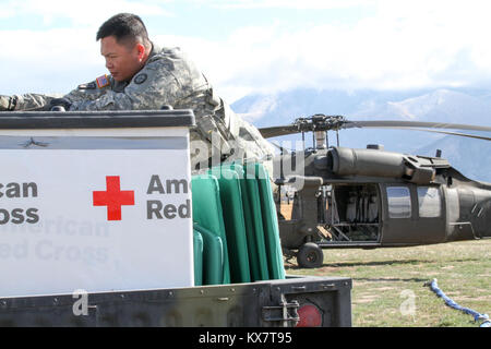 Sgt. 1. Klasse Chuck Vongthongchit, ein platoon Sergeant mit dem 211 Versorgung Allgemein Aviation Battalion, ein Unternehmen, das Rigs eine simulierte Auslastung im Juab County Air Strip, 3. November 2014. Die Ausübung, Vigiliant Guard, Züge und bereitet multiagencies mit Soforthilfemaßnahmen zu unterstützen. (U.S. Armee Foto von Sgt. Michael Harvie/freigegeben) Stockfoto