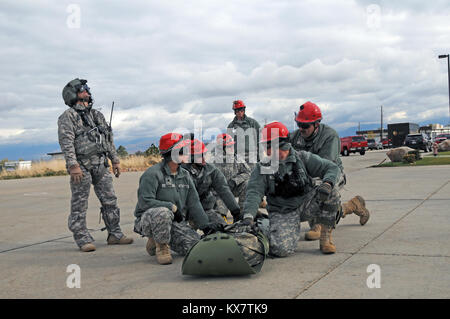 Mitglieder der Pennsylvania National Guard Heimat Response Force und der Colorado National Guard Chemische, biologische, radiologische, nukleare Enhanced Response Force Paket ist eine Evakuierung von Blackhawk Helikopter von vier Verletzte Personen aus einem simulierten rubble Pile in Magna, Utah am 3. November 2014 Während wachsam zu schützen. Diese Übung ist ein Erdbeben Katastrophe Szenario zu Test- und militärischen Fähigkeiten zusammen zu arbeiten. (Air National Guard Foto: Staff Sgt. Annie Edwards/freigegeben) Stockfoto