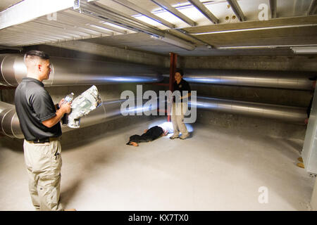 Air Force Staff Sgt. Amanda Keltz und Sgt. Robert Cruz des 8. Zivile Support Team aus Denver leiten eine Emergency Response Training in Service Tunnel an der Universität von Utah in Salt Lake City während der Wachsam Guard, 4. November 2014. Einheiten aus den umliegenden Staaten beteiligen sich an mehreren Not-Training übungen in Utah statt. (U.S. Armee Foto von Sgt. Michael Harvie/freigegeben). Stockfoto